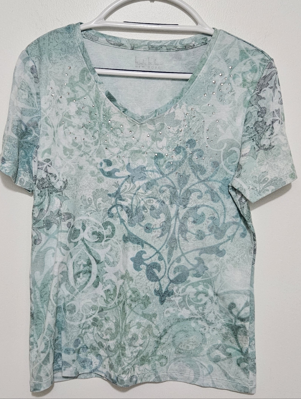 Nicole Miller Women’s Mint Green Printed V-Neck Top with Stud Detail Size Medium